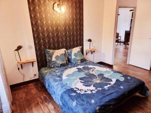 贝拉克Prestigieuse Résidence : N° 1 (2 chambres spacieuses)的一间卧室配有一张带蓝色棉被的床