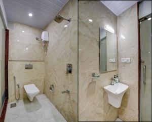 孟买Kiwi International,Hotel,Mumbai的带淋浴、卫生间和盥洗盆的浴室