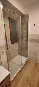 热那亚Affittacamere Le Vele的一间房间里带玻璃门的淋浴