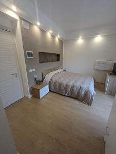 热那亚Affittacamere Le Vele的一间卧室设有一张大床和白色的墙壁