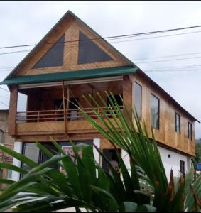 哈马Chalet del Pacífico的带阳台的凉廊屋顶房屋