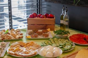 什切青Płonia Resort的餐桌,带食物盘和一瓶葡萄酒