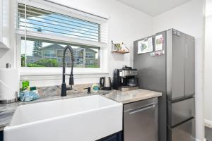 唯客乐渡假村Big Island Waikoloa Hills 1304 condo的厨房配有水槽和冰箱