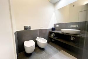 米兰Charlotte House City Center的浴室配有白色卫生间和盥洗盆。