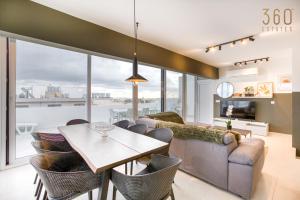 San ĠwannLUX Duplex Penthouse w/ Expansive Rooftop Terrace by 360 Estates的客厅配有桌子和沙发