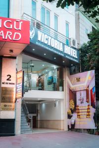 河内Victoria Hotel Me Tri的带有阅读维多利亚酒店标志的酒店