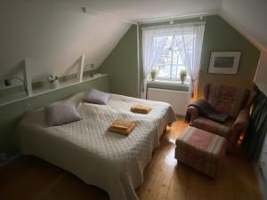 谢尔港Bekvämt boende mitt i gamla genuina Skärhamn的卧室配有床、椅子和窗户。