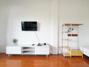 邦萨雷RoomQuest One Bangsaray的客厅配有白色的办公桌和电视。