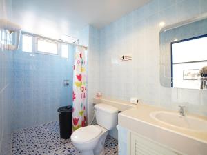 邦萨雷RoomQuest One Bangsaray的一间带卫生间和水槽的浴室