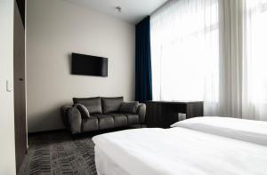 希奥利艾AN Hotel的酒店客房,配有床和沙发