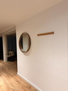 埃森Lofts V26的墙上的白色墙面,墙上有镜子