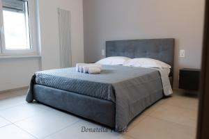 卢加诺Elegant Apartments in Lugano的一间卧室配有一张床,上面有两条毛巾