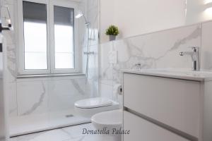 卢加诺Elegant Apartments in Lugano的白色的浴室设有卫生间和水槽。