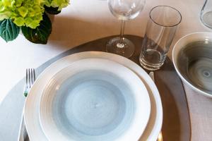 新黎凡特Residence Engel的一张桌子,桌子上放着蓝色碗和盘子