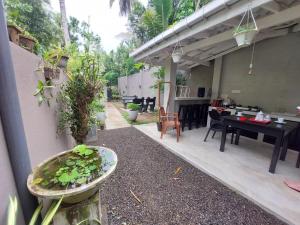 哈巴拉杜瓦Sudu Guest的一个带桌子的庭院和一间餐厅