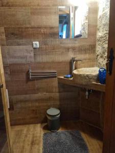 蒙希克昆塔达埃达利纳农家乐的一间带水槽、卫生间和镜子的浴室