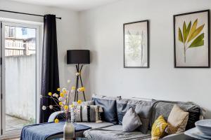 布里斯托Modern Bristol Abode - Parking and Garden的客厅设有灰色的沙发和窗户。