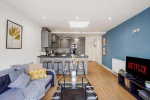布里斯托Modern Bristol Abode - Parking and Garden的带沙发的客厅和厨房