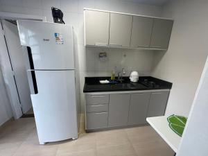 伊瓜苏Boicy Residence的厨房配有白色冰箱和水槽