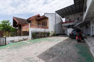 班达亚齐RedDoorz Syariah near RSUD Zainoel Abidin Banda Aceh的前面有停车位的房子