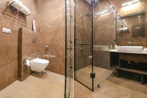 卢迪亚纳FabHotel Prime K9 Crown的带淋浴、卫生间和盥洗盆的浴室
