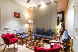 卢迪亚纳FabHotel Prime K9 Crown的客厅配有蓝色的沙发和椅子