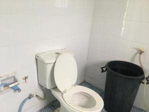 Ban Tha Ling LomLungYod guesthouse的一间带卫生间和垃圾桶的浴室