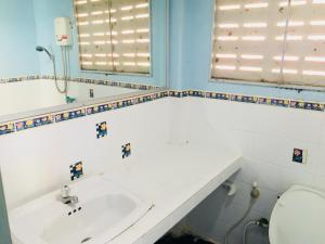 Ban Tha Ling LomLungYod guesthouse的一间带水槽和卫生间的浴室