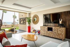 达赫拉Bavaro Beach Dakhla的一间带电视和沙发的客厅