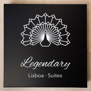 里斯本Legendary Lisboa Suites的装饰有孔雀照片的凉风套房的标志