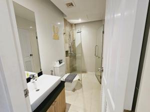 奈汉海滩The Lago Naiharn by Sala Estate的白色的浴室设有水槽和淋浴。
