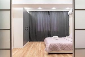 阿拉木图One Bedroom Apartment Near Arbat In The Center of Almaty的一间卧室配有一张床和镜子