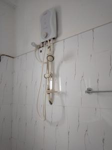 哈巴拉杜瓦Sea Garden Beach Resort的浴室设有白色瓷砖墙壁和淋浴。