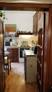 Tre Gigli Firenze BB, 5 minutes from station, via Palazzuolo 55的厨房或小厨房