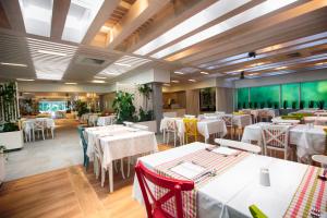 佩特罗瓦纳莫鲁卡斯特拉斯特瓦酒店的一间设有白色桌椅的用餐室
