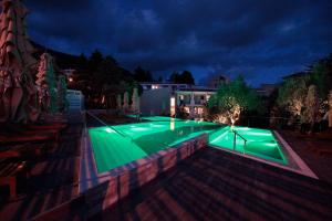 佩特罗瓦纳莫鲁卡斯特拉斯特瓦酒店的游泳池,晚上有绿色的灯光