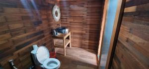 库布盼洛坎Umah Nanda的一间带卫生间和木墙的浴室