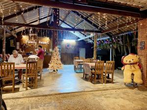 阁帕延岛family resort的一间有圣诞树和大泰迪熊的餐厅