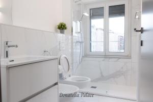 卢加诺Elegant Apartments in Lugano的白色的浴室设有卫生间和水槽。