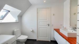 艾勒斯克宾Aroma Guesthouse的白色的浴室设有卫生间和水槽。