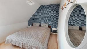 艾勒斯克宾Aroma Guesthouse的一间卧室配有一张床和镜子