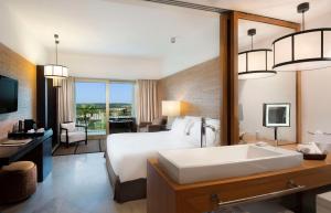 维拉摩拉Anantara Vilamoura Algarve Resort的酒店客房设有床和水槽