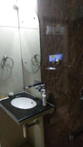 SāgarHotel 100 Blu Madhya Pradesh的一间带水槽和镜子的浴室