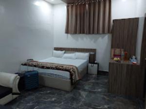 SāgarHotel 100 Blu Madhya Pradesh的卧室配有一张床