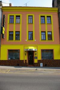 拉贝河畔乌斯季彭逊杜尔旅馆的街道边的黄色和橙色建筑