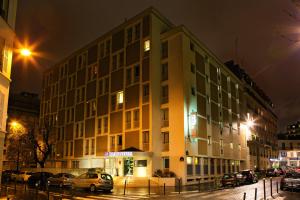 巴黎贝朗布阿城市酒店的城市街道上的一个大型建筑