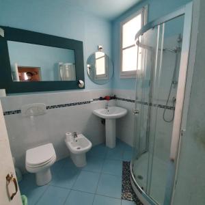佛罗伦萨学院一室公寓酒店的一间带水槽、卫生间和淋浴的浴室
