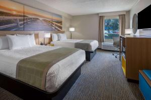 马纳萨斯马纳萨斯/66号州际公路戴斯酒店的酒店客房设有两张床和电视。