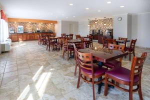 马纳萨斯马纳萨斯/66号州际公路戴斯酒店的一间在房间内配有桌椅的餐厅
