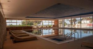 佩特罗瓦纳莫鲁帕拉斯酒店的一座带桌椅的游泳池